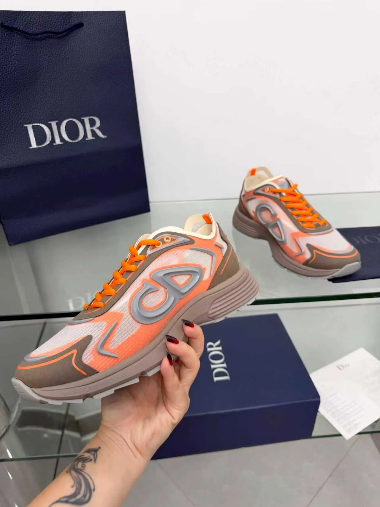 Men's men's shoes P560! DIOR#B30 COUNTDOWN TECH shoes 1. Inspired by lighter running shoes this season 2. Made of multi-layer transparent nylon upper, full of futuristic feel 3. CD30 rubber logo on the tongue/heel to highlight the brand style 4. Equipped with ultra-light foam midsole for the ultimate comfortable wearing experience 5. The entire series uses WELDED (seamless bonding) technology to ensure durability and lightness 6. Full-size dopamine color matching, perfect choice for couples shoes😜